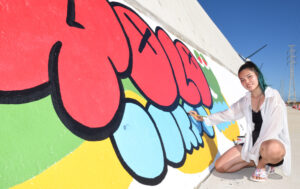 灼熱の海浜護岸でアート活動 1000人画廊