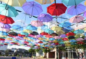カラフルな傘を夏の風物詩に サン・スカイ・ヒタチタガ