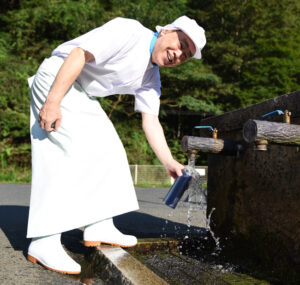 愛される山里の水くみ場　木の根坂湧水施設