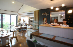 姉妹が実家で運営の複合店　「ＣＳハレシルク」