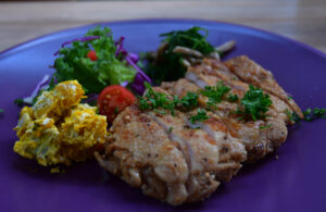 美容室と併設　料理は多国籍　「アールキッチンカフェ」