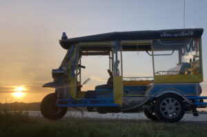 トゥクトゥクで街を明るく タイの観光タクシー(茨城・鹿嶋)