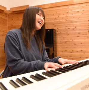 心に寄り添う歌を届けたい 各地のイベントで弾き語りをする22歳(茨城・大子)