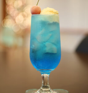 “天気替わり”の「クリームソーダ」 カフェ「アマヤドリ」(茨城・大洗)