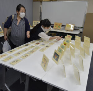 プリントチョコレート絵画展 障がい者支援施設「蛍」で24日まで(茨城・水戸)