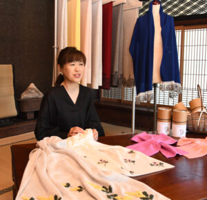心も包む優しいストール 宮内さんのブランド「kaho」が品ぞろえ(茨城・行方)