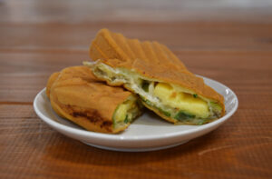 海辺のたいやきはシラス入り まいわい市場(茨城・大洗)