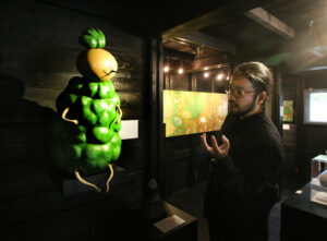 出雲大社で精霊展 現代アート作家・伊藤さん(茨城・笠間)