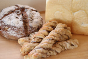 干し芋使った名物パン　浜ベーカリィあじぱん（茨城・ひたちなか）