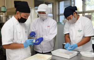 職人に大福作り学ぶ 鉾田二高の食品技術科(茨城・鉾田)