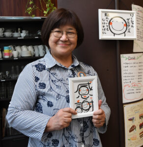 笑顔咲かす「笑い文字」 元中学美術教師の飛田さんがせっせと制作(茨城・日立)