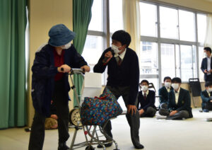 優しい地域の一員に　潮来高で認知症サポーター講座（茨城・潮来）