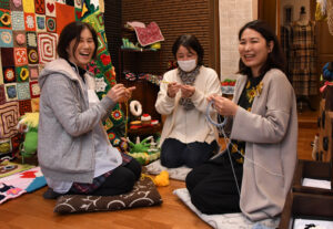 編み続けて新境地へ　編み物集団「あみもんどころ」（茨城）