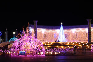 イルミネーション　駅と広場（茨城・日立）