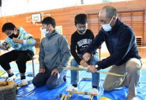 小学生がほうき作り　幸久小で　地元有志が地元伝統の技指導（茨城・常陸太田）