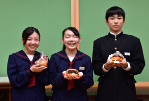 地元飲食店の新メニューに協力　鹿島中の２年生１５１人（茨城・鹿嶋）