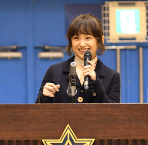 「苦手なものに挑戦を」　麻生中で先輩・永作さんが講演（茨城・行方）