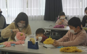 手作り帽子で鬼に変身　図書館が節分に向けて教室（茨城・潮来）