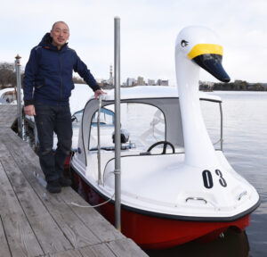 ＥＶハクチョウ仲間入り　千波湖の石川貸ボート店（茨城・水戸）