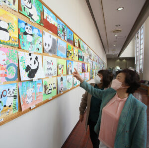ずらり200のパンダ絵　誘致の機運高めようと日中友好協会（茨城・神栖）