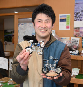 廃棄チェーンで工作作品 地域おこし協力隊の植松さん(茨城・大洗)