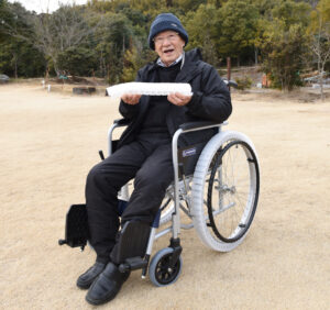 車いすをさらに自由に　松崎さん　芝生対応の器具を開発普及（茨城・潮来）