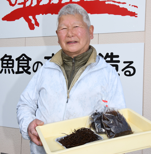 フノリと、ヒジキを持つ大内さん