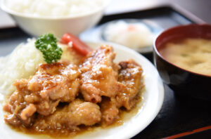 市場の朝は別世界の活気 朝6時開店 場内食堂うんの(茨城・水戸)