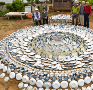思い出の皿のアート 地区のシニアクラブが道路脇に制作(茨城・鉾田)