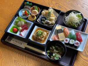 華やか「松花堂弁当」　さか乃志多（のした）（和食、すし　茨城・鹿嶋）