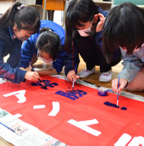 勝利願う手製のぼり旗 アントラーズを応援する鹿島小児童(茨城・鹿嶋)