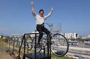 駅前の高台に１０輪自転車　芸術祭のプレ展示（茨城・日立）