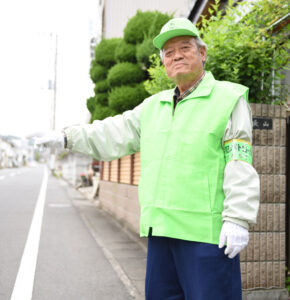 通学児童らに「おはよう」と長山さん 見守り続けて30年