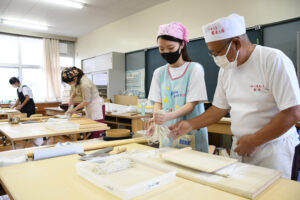 そば打ち猛特訓中 8月の「甲子園」に向け 太田西山高の5人(茨城・常陸太田)