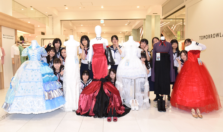 高校生の手作りドレスを展示　京成百貨店（茨城・水戸）
