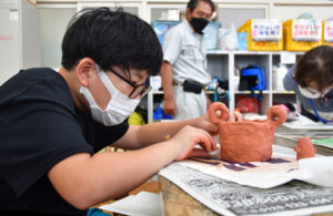 豊郷小生４４人　土器作りにチャレンジ（茨城・鹿嶋）