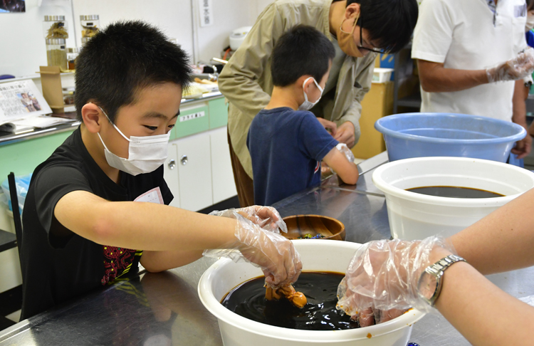 廃棄予定の葉っぱで染色　小学生が体験　鹿島公民館（茨城・鹿嶋）