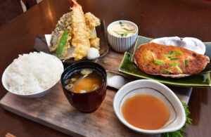 看板は「カキ金山寺焼き」　「日本料理 真依」（茨城・水戸）