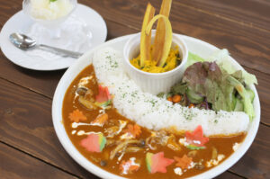 秋満載の限定ダムカレー　「竜神カフェ」（茨城・常陸太田）