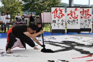 大人の書道パフォーマンス　「久慈書道会」が道の駅で（茨城・常陸大宮）