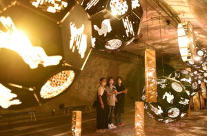 名瀑へのトンネルに“光絵”　大子来人（茨城・大子）