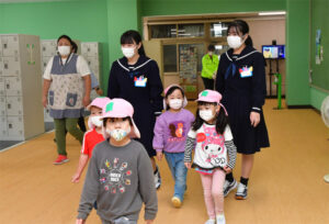 園児を校内ガイド　県立麻生高校生（茨城・行方）