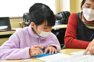 親子らが点字に挑戦 「鹿嶋市六点会」が体験会(茨城・鹿嶋)