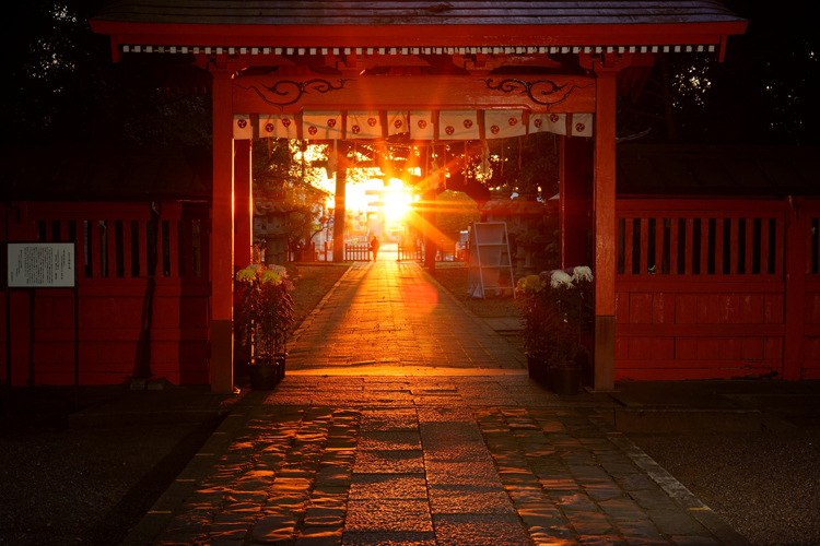 夕日が織りなす「光の道」　息栖神社（茨城・神栖）