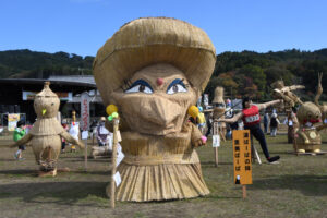 里の秋彩る６２体　里美かかし祭　２６日まで（茨城・常陸太田）