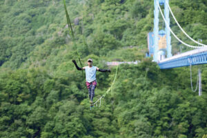 竜神峡でスラックライン　１２月３・４日（茨城・常陸太田）