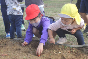 チューリップの球根植えたよ　「夢のひろば須田」に子どもたち（茨城・神栖）