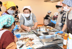 栗の「むき子」養成講座 市と市農業公社が2回目開催(茨城・笠間)