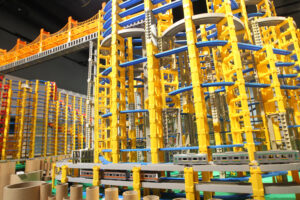 高さ２㍍　おもちゃ鉄道ジオラマ　「鉄道キッズワールド」来年１月まで（茨城・日立）