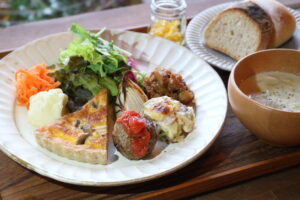 高台に立つカフェ　カフェ ニワトコ